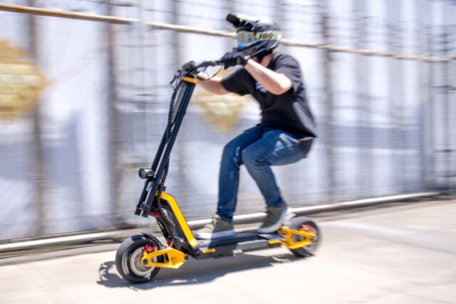 Person speeding on the e-scooter Inmotion RS Midnight 2.0, designed for high performance and smooth rides on city streets